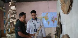 Inilah Wayan, Nasabah PNM UlaMM yang Ubah Limbah Kayu Pantai Jadi Kerajinan Ekspor Wayan Sudira, nasabh PNM ULaMM yang mengolah limbah kayu pantai menjadi bernilai ekspor. (Foto/ist)