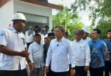 Menko Pangan, Zulkifli Hasan (tengah) meninjau fasilitas kampung nelayan di kawasan Plengsengan, Kelurahan Mandar, Kabupaten Banyuwangi, Kamis (14/5/2026). (Foto/udi)