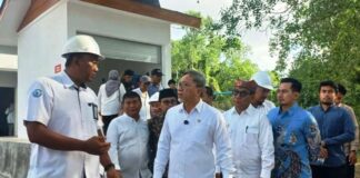 Menko Pangan, Zulkifli Hasan (tengah) meninjau fasilitas kampung nelayan di kawasan Plengsengan, Kelurahan Mandar, Kabupaten Banyuwangi, Kamis (14/5/2026). (Foto/udi)