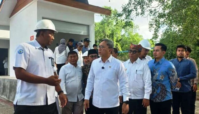 Menko Pangan, Zulkifli Hasan (tengah) meninjau fasilitas kampung nelayan di kawasan Plengsengan, Kelurahan Mandar, Kabupaten Banyuwangi, Kamis (14/5/2026). (Foto/udi)