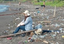 Sampah Plastik Serbu Pantai Timur Bali