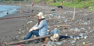 Sampah Plastik Serbu Pantai Timur Bali