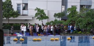 Bess Mansion Hadirkan Sholat Ied di Kolam Renang Tertinggi Surabaya