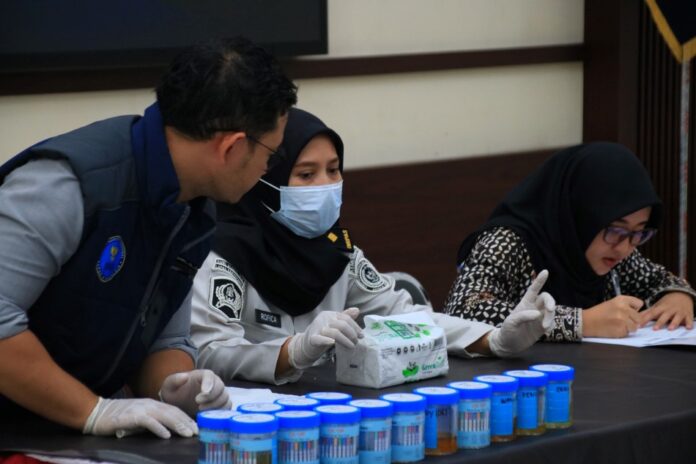 lapass Tes urine massal warga Lapas Banyuwangi, belum lama ini. (Foto/ist)