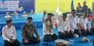 Menko Pangan, Zulkifli Hasan menyapa para petani di Kecamatan Blimbingsari, Banyuwangi, Kamis (14/5/2026) siang. (Foto/udi)