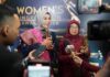 Dua nasabah PNM Mekaar menyabet penghargaan Women’s Inspiration Awards 2026, Kamis (30/4/2026) lalu. (Foto/ist)