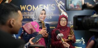 Dua nasabah PNM Mekaar menyabet penghargaan Women’s Inspiration Awards 2026, Kamis (30/4/2026) lalu. (Foto/ist)
