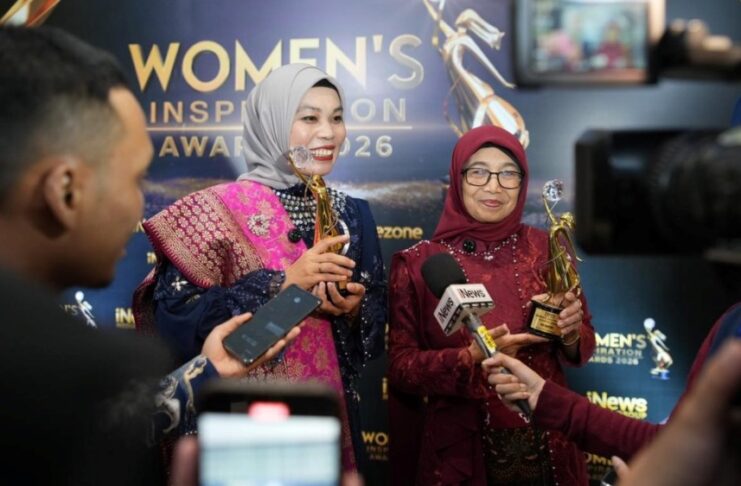 Dua nasabah PNM Mekaar menyabet penghargaan Women’s Inspiration Awards 2026, Kamis (30/4/2026) lalu. (Foto/ist)
