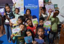 Anak-anak di Pulau Rinca, NTT bergembira mendapatkan ruang baca yang nyaman dari PNM. (Foto/ist)