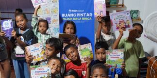 Anak-anak di Pulau Rinca, NTT bergembira mendapatkan ruang baca yang nyaman dari PNM. (Foto/ist)