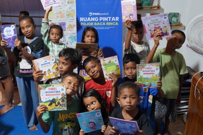 Anak-anak di Pulau Rinca, NTT bergembira mendapatkan ruang baca yang nyaman dari PNM. (Foto/ist)