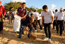 Gubernur Bali Pimpin Bersihkan Sampah di Pantai Peringati Hari Lingkungan Hidup se-Dunia
