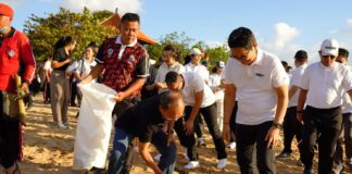 Gubernur Bali Pimpin Bersihkan Sampah di Pantai Peringati Hari Lingkungan Hidup se-Dunia