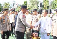 Perkuat Kerukunan beragama, Kapolda Jatim Bagikan 2.055 Kitab Suci di Banyuwangi