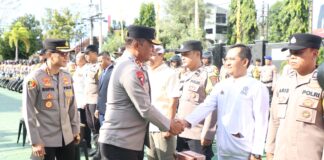 Perkuat Kerukunan beragama, Kapolda Jatim Bagikan 2.055 Kitab Suci di Banyuwangi
