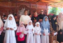 Pernah Rasakan Hidup Tanpa Orang Tua, Pengusaha ini Menangis Saat Berbagi dengan Anak Yatim