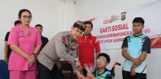 Jelang Hari Bhayangkara, Kapolda Bali Berbagi dengan Warga dan Anak-anak YPAC