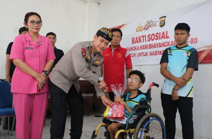 Jelang Hari Bhayangkara, Kapolda Bali Berbagi dengan Warga dan Anak-anak YPAC