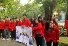 Edukasi Masyarakat, Mahasiswa KKN Uwika Surabaya Gelar Baksos Gerakan No Plastic Bag