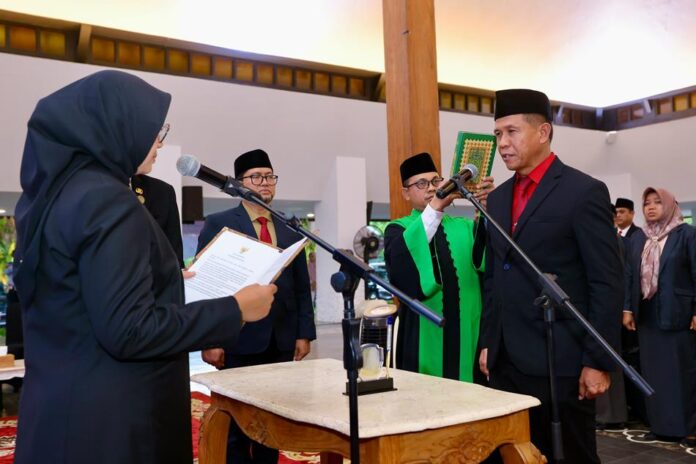 Suyanto Waspo Tondo dilantik menjadi Sekda Banyuwangi, Selasa (2/6/2026). (Foto/Humas Pemkab Banyuwangi)