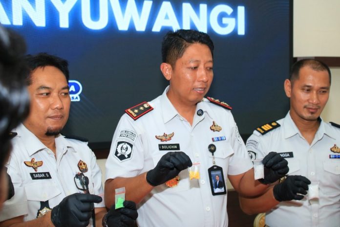 sabu lapas Kepala Lapas (Kalapas) Banyuwangi, Solichin menunjukkan barang bukti sabu dan inek yang diselundupkan ke Lapas dengan modus lempar dari luar tembok, Senin (6/7/2026). (Foto/Lapas Banyuwangi)