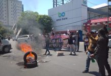 Tuntaskan Korupsi Rp 595 Miliar, Puluhan Pengunjukrasa Bakar Ban saat Demo Bank Jatim