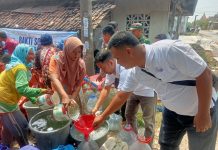 Peduli Warga Terdampak Kekeringan, SMSI Lamongan Salurkan Air Bersih