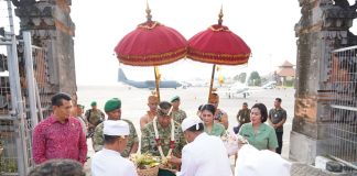 Pangdam IX/Udayana Disambut Tradisi Tepung Tawar di Ops Lanud I Gusti Ngurah Rai