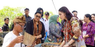 Kunjungi Karangasem, Ketua Dekranas Dorong Regenerasi Penenun Geringsing